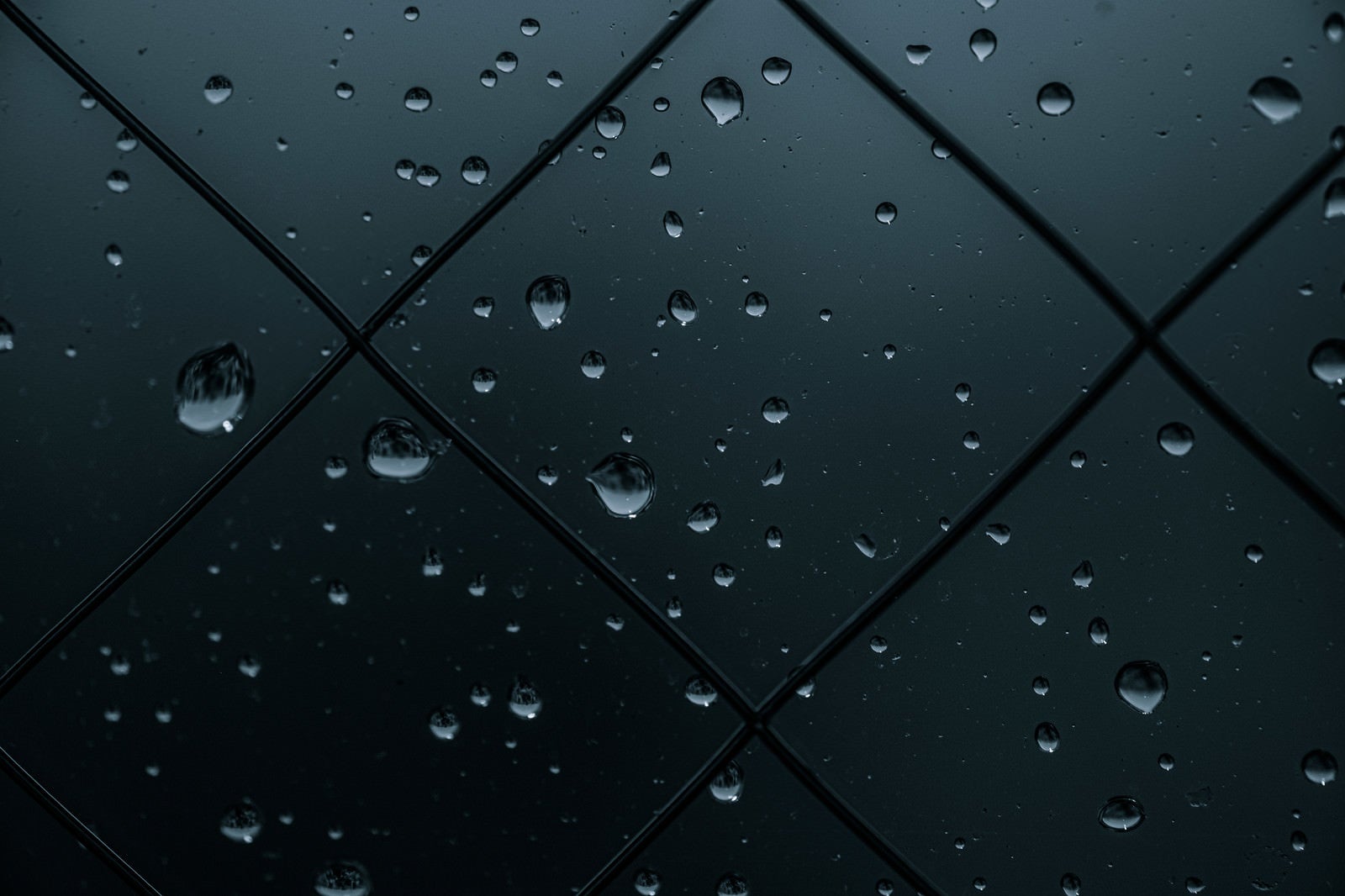 「薄暗い窓と水滴」の写真