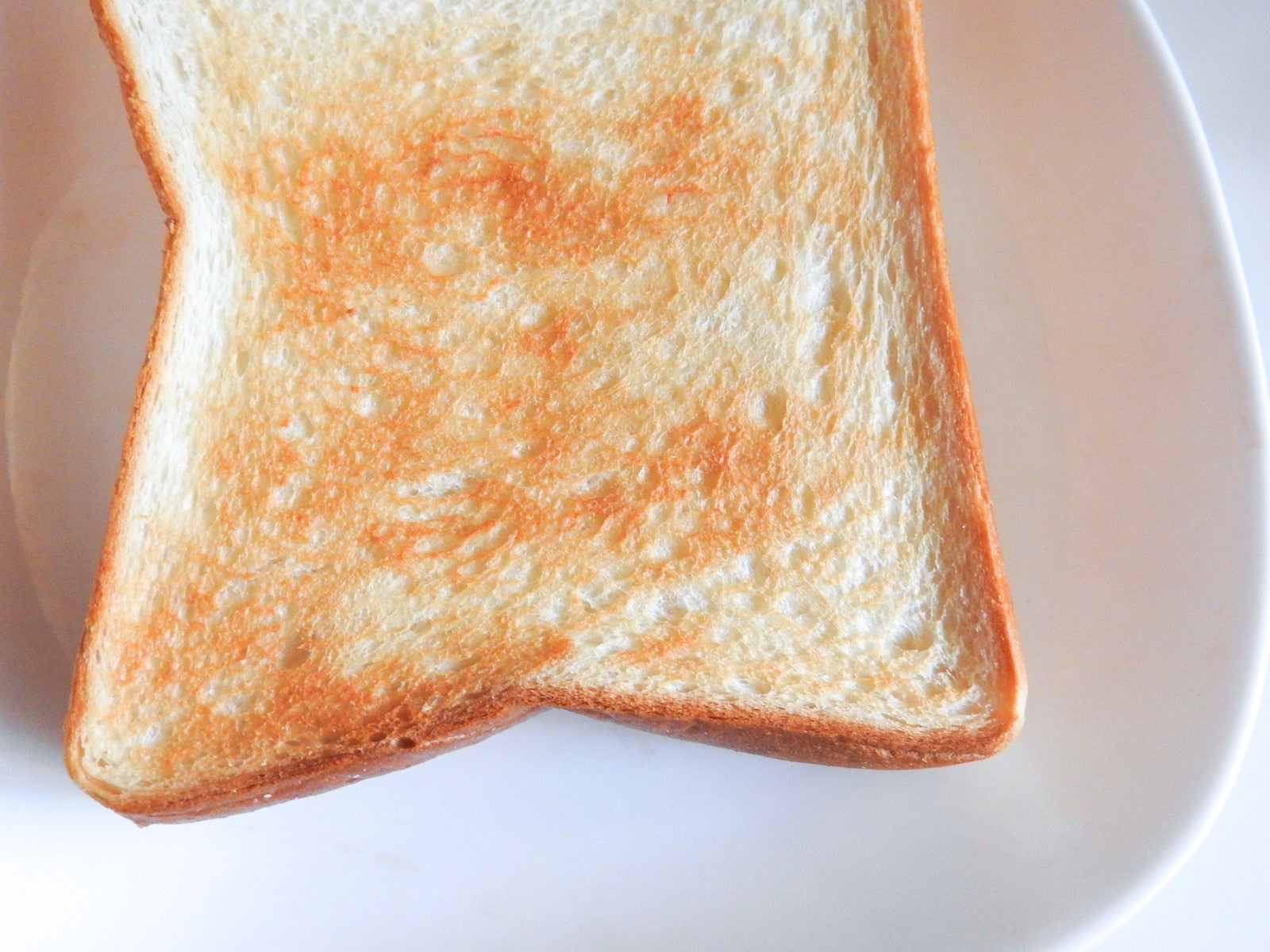 「うっすらと焦げ付いたトースト」の写真
