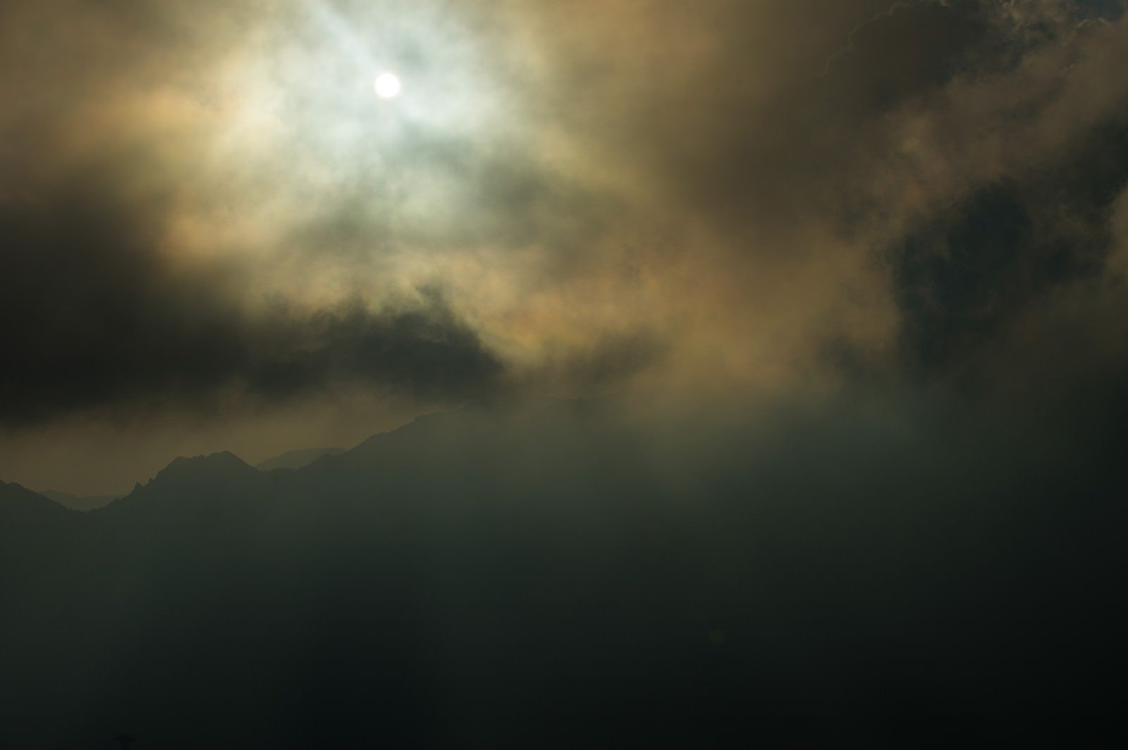 「北アルプスの曇天の中登山道を照らす満月」の写真