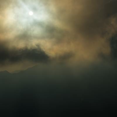 北アルプスの曇天の中登山道を照らす満月の写真