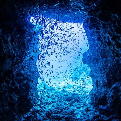 万座ドリームホールの水中洞窟の写真