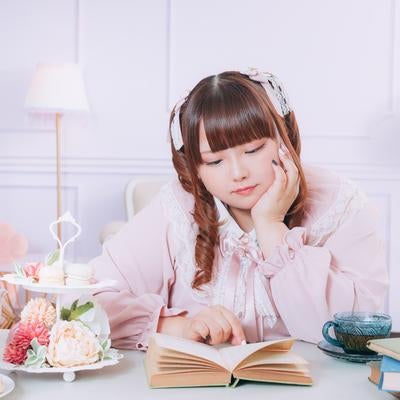読書しながらティータイム中のぽちゃかわ女子の素材