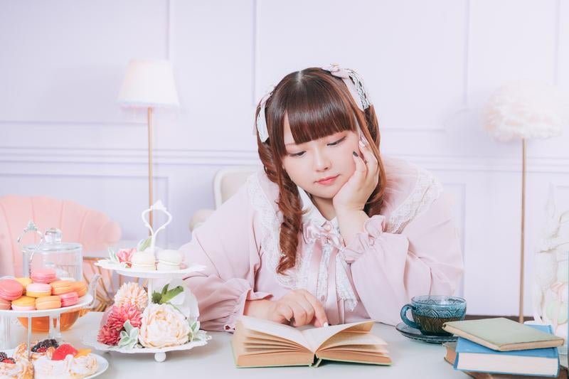 読書しながらティータイム中のぽちゃかわ女子の写真