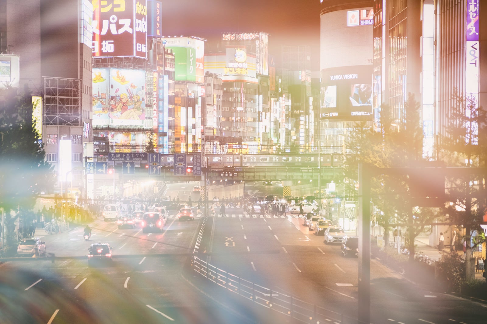 「新宿大ガード越しに見る繁華街のネオン（フォトモンタージュ）」の写真