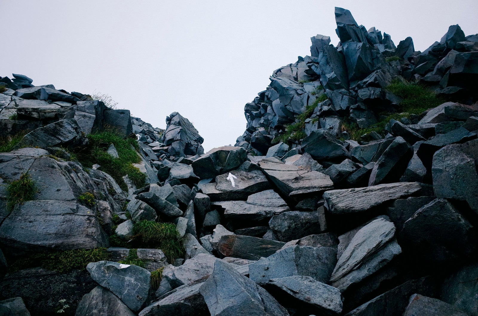 「曇り空の下の鳥海山山頂の岩場」の写真