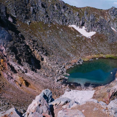 初夏の焼岳山頂の火山湖の写真