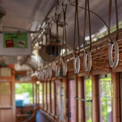 レトロ電車の吊革の写真
