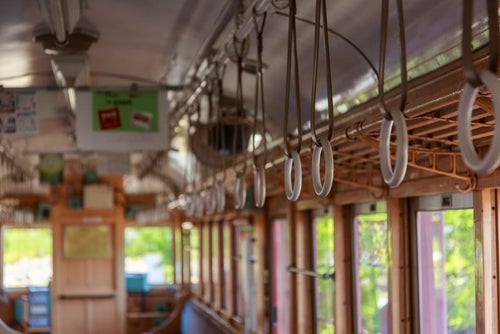 レトロ電車の吊革の写真