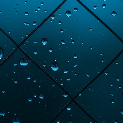 窓と雨の水滴の写真