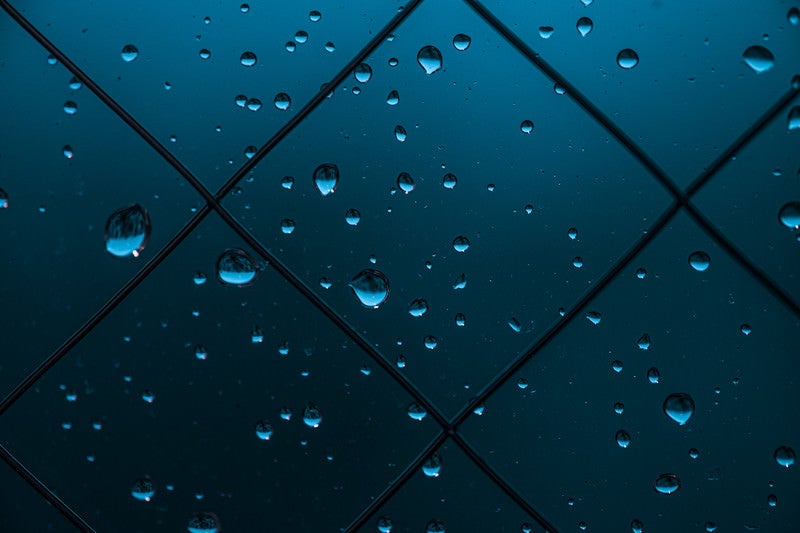 窓と雨の水滴の写真