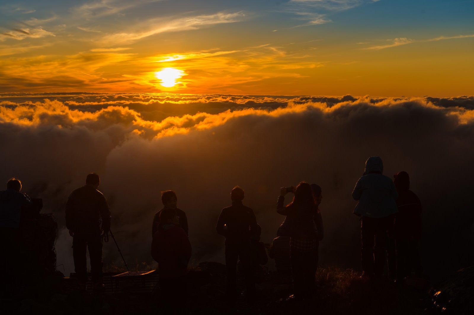 「北アルプスの夕焼けに魅了された登山者たち」の写真