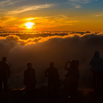 北アルプスの夕焼けに魅了された登山者たちの写真