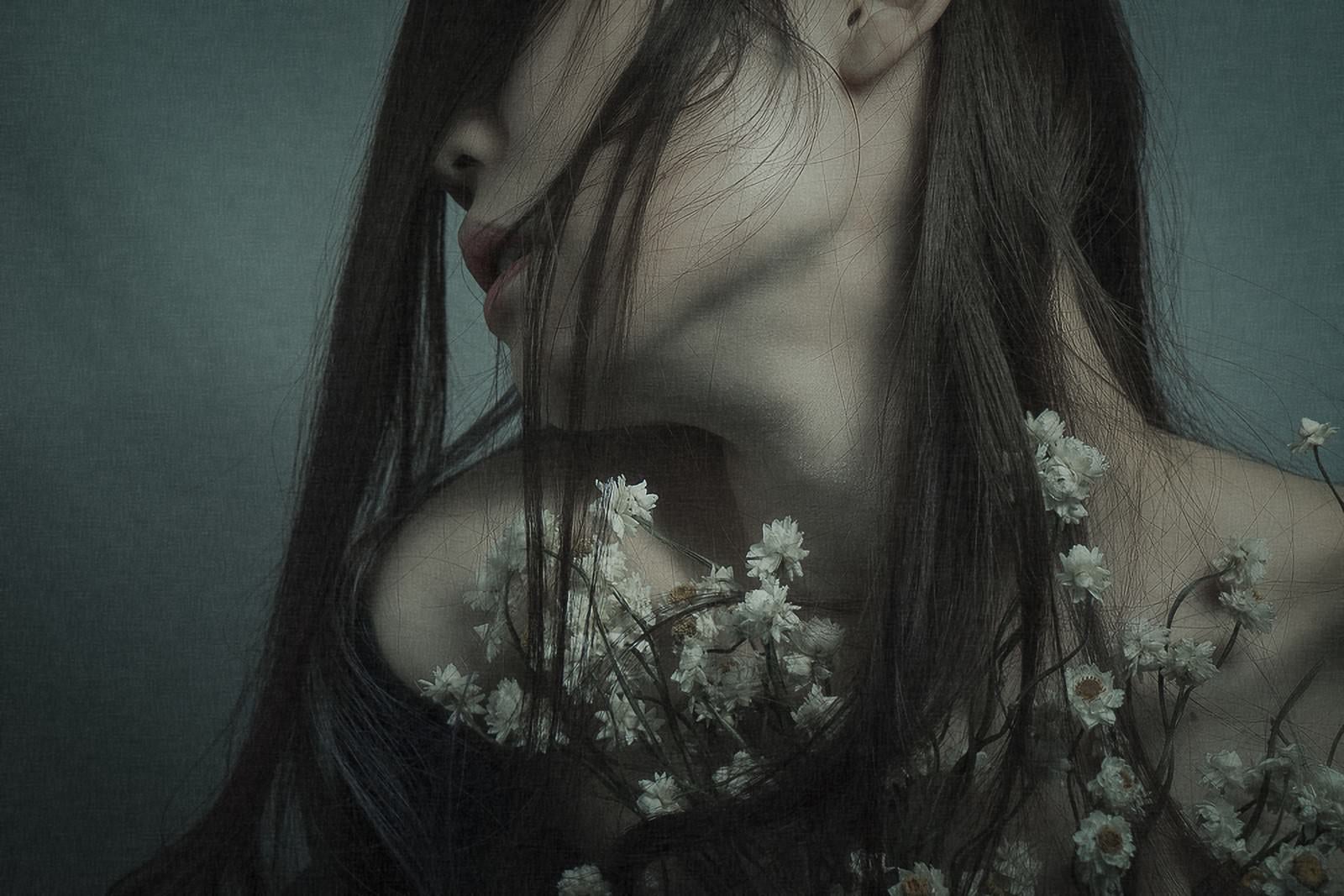 「不安の花を抱えるモデルの横顔」の写真