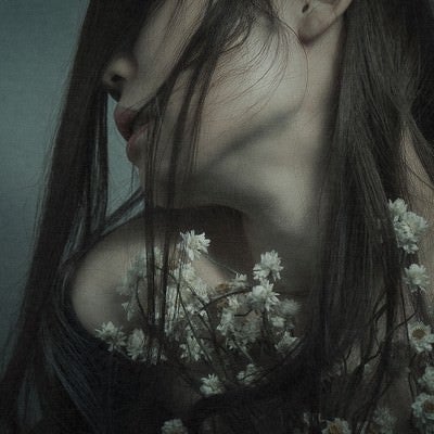 不安の花を抱えるモデルの横顔の写真