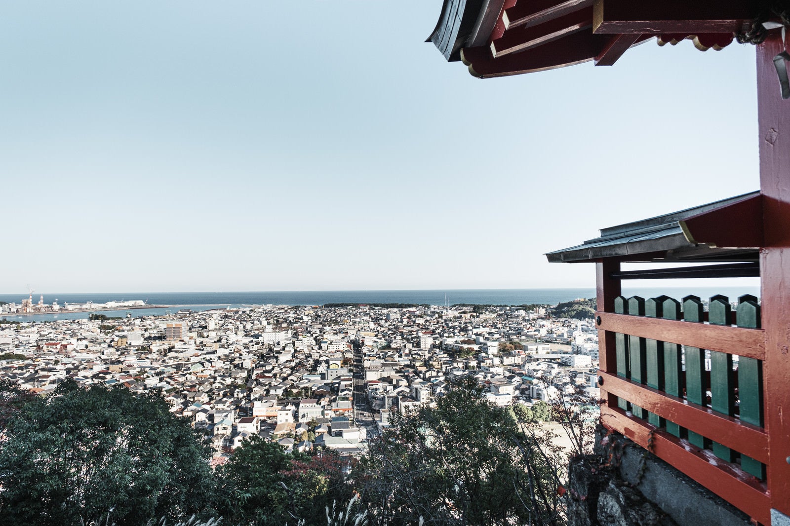 「神倉神社境内から見下ろす街並み（和歌山県新宮市）」の写真