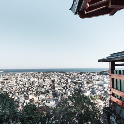 神倉神社境内から見下ろす街並み（和歌山県新宮市）の写真