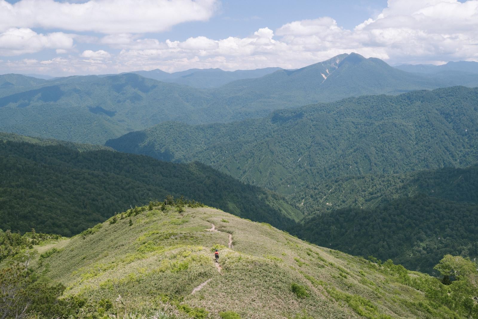 「平ヶ岳の登山道から見渡す尾瀬の広大な自然」の写真