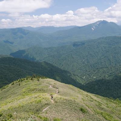 平ヶ岳の登山道から見渡す尾瀬の広大な自然の写真