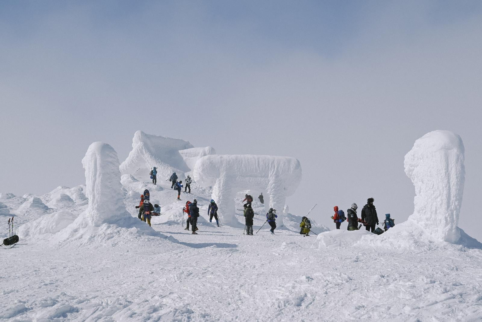 「冬の刈田岳山頂と登山者」の写真