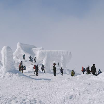 冬の刈田岳山頂と登山者の写真