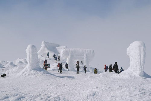 冬の刈田岳山頂と登山者の写真