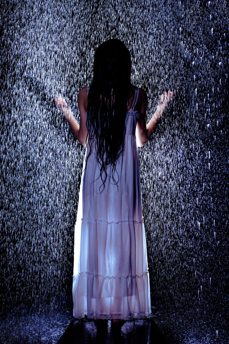 「雨に打たれる女性の後姿」の写真［モデル：緋真煉］