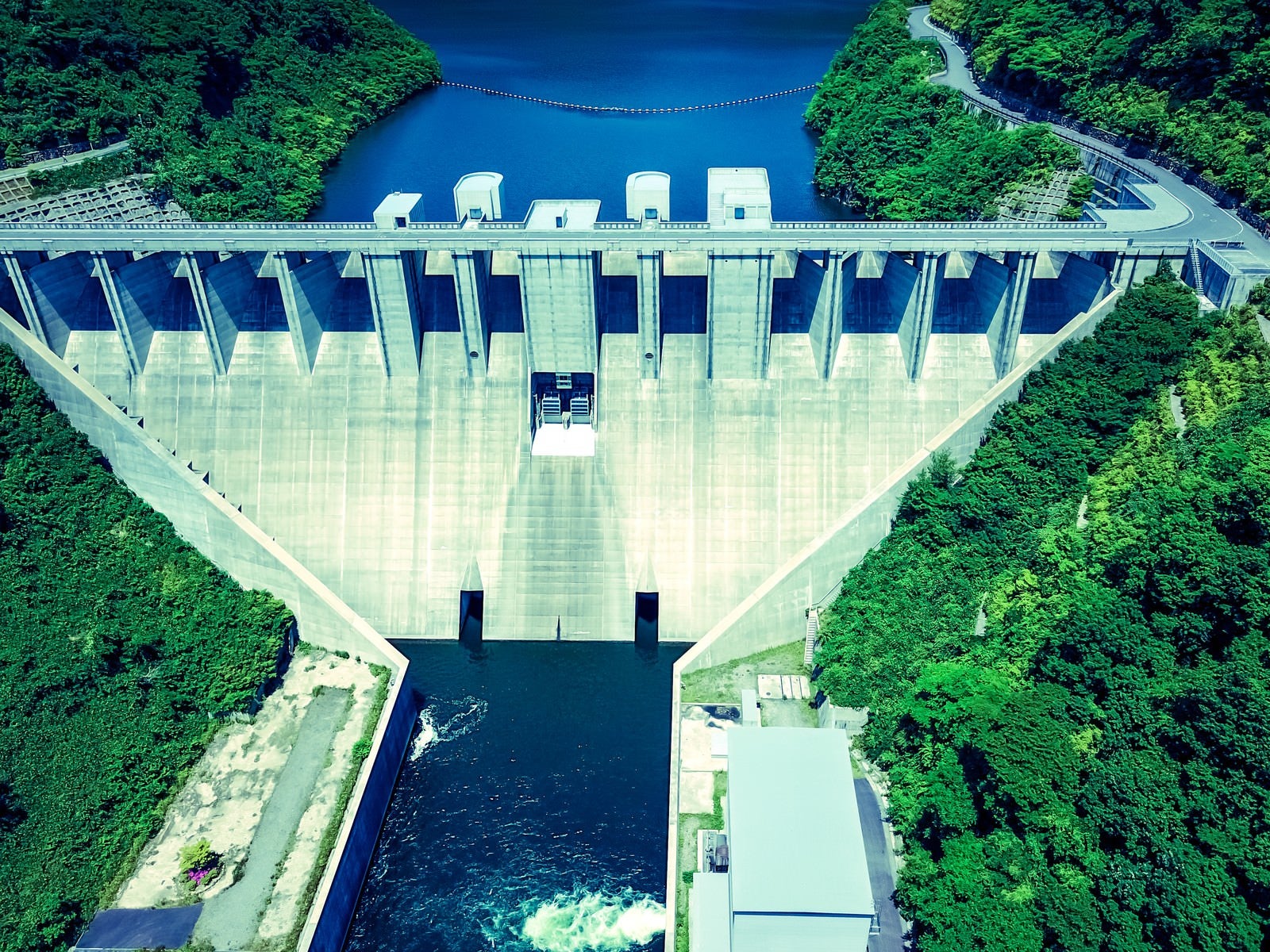 「岡山県内第3位の貯水量を誇る苫田ダム（空撮）」の写真