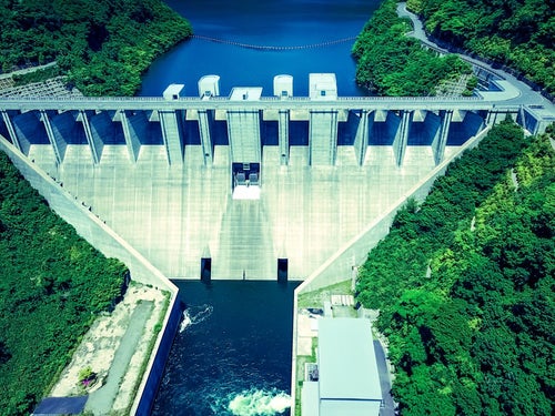 岡山県内第3位の貯水量を誇る苫田ダム（空撮）の写真
