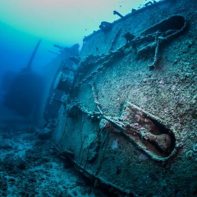 第二次世界大戦で沖縄沖に沈んだ軍艦USSエモンズの海底遺跡の写真