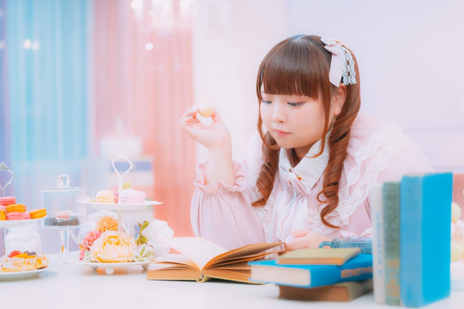 「読書タイムのぽちゃかわ女子」の写真［モデル：あづき］
