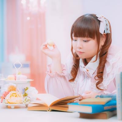 読書タイムのぽちゃかわ女子の写真