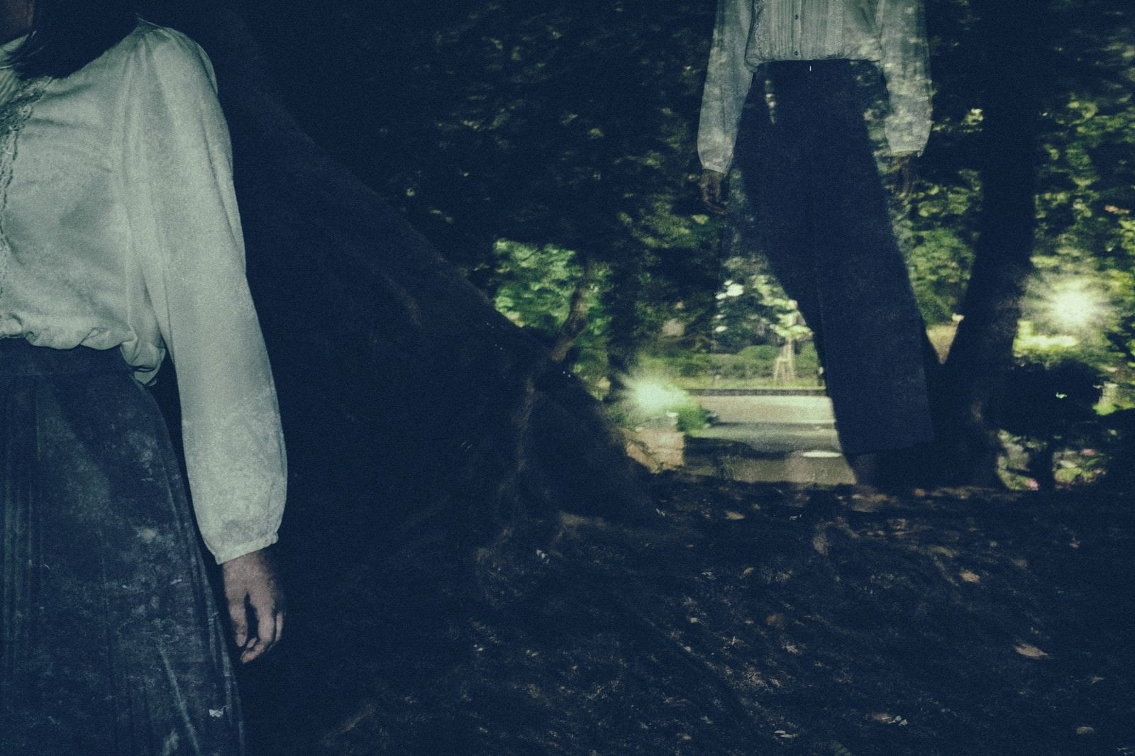 「暗い森の中をさまよい続ける女性」の写真［モデル：さとうゆい］