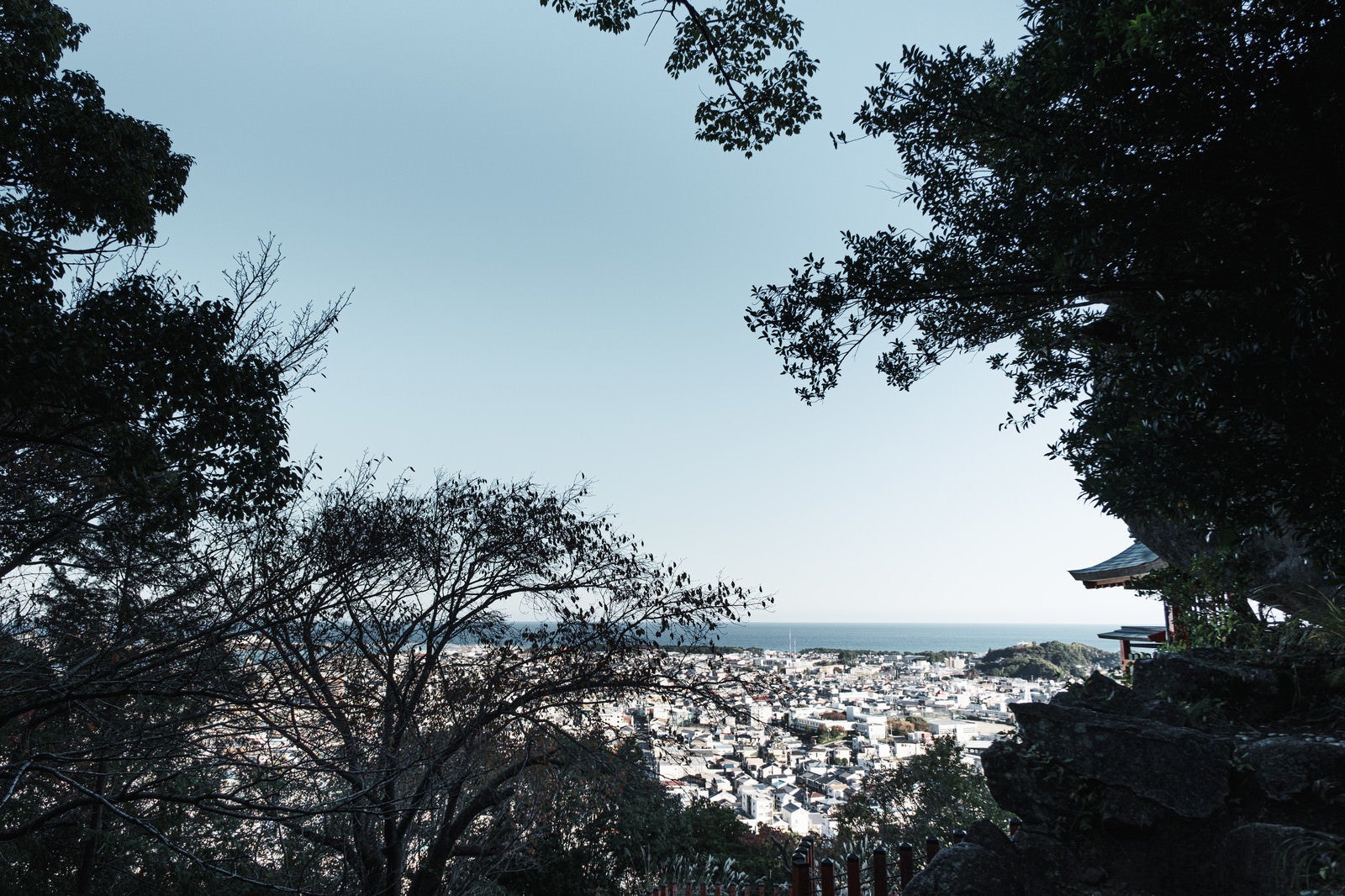 「境内から望む眼下の街並み（神倉神社）」の写真