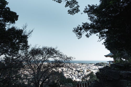 境内から望む眼下の街並み（神倉神社）の写真