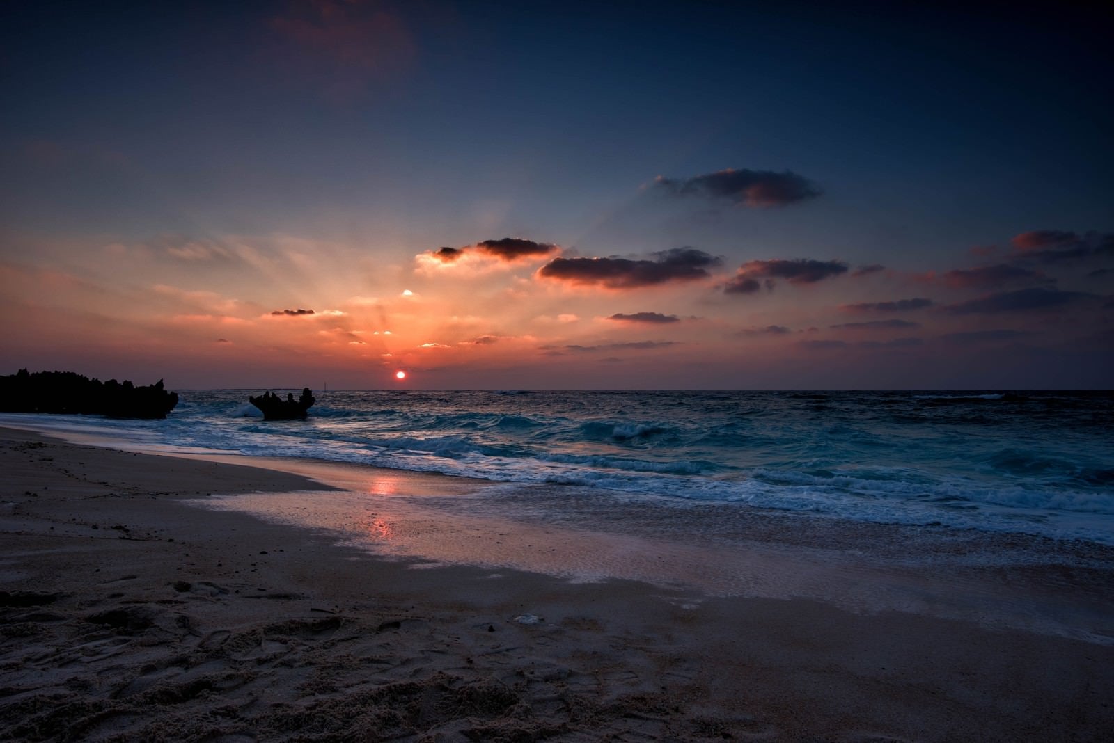 「与論島の夕日 | フリー素材のぱくたそ」の写真
