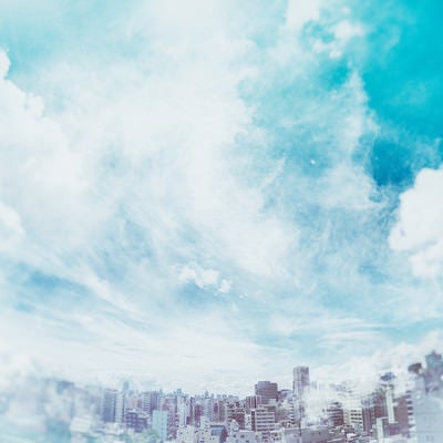 積乱雲に包まれる都市（フォトモンタージュ）の写真