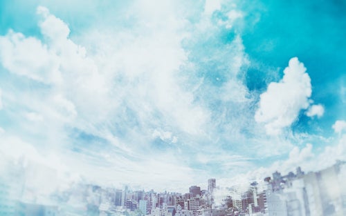 積乱雲に包まれる都市（フォトモンタージュ）の写真