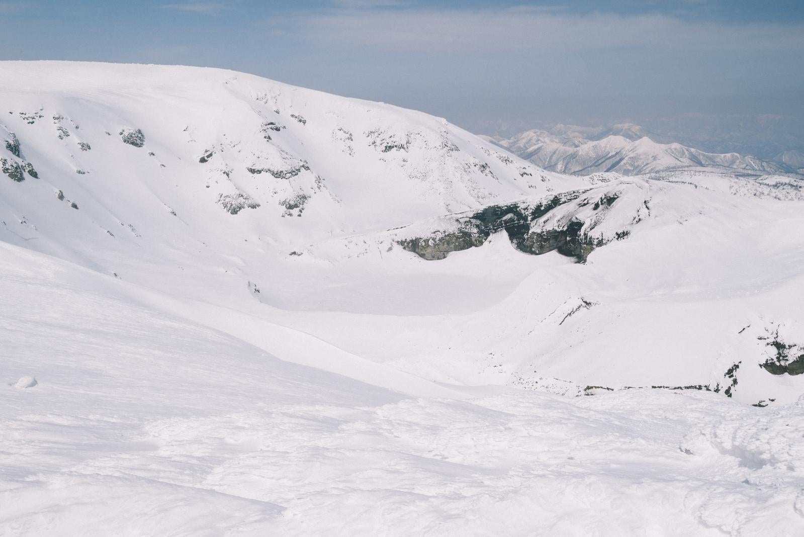 「雪に覆われた蔵王の御釜」の写真