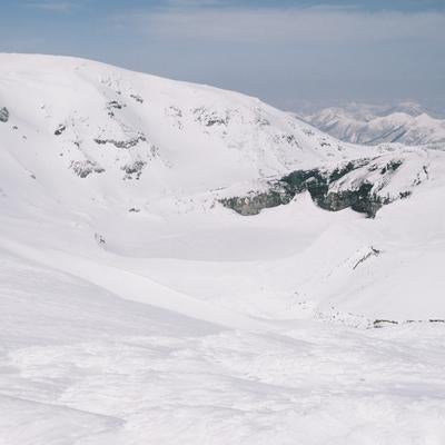 雪に覆われた蔵王の御釜の写真