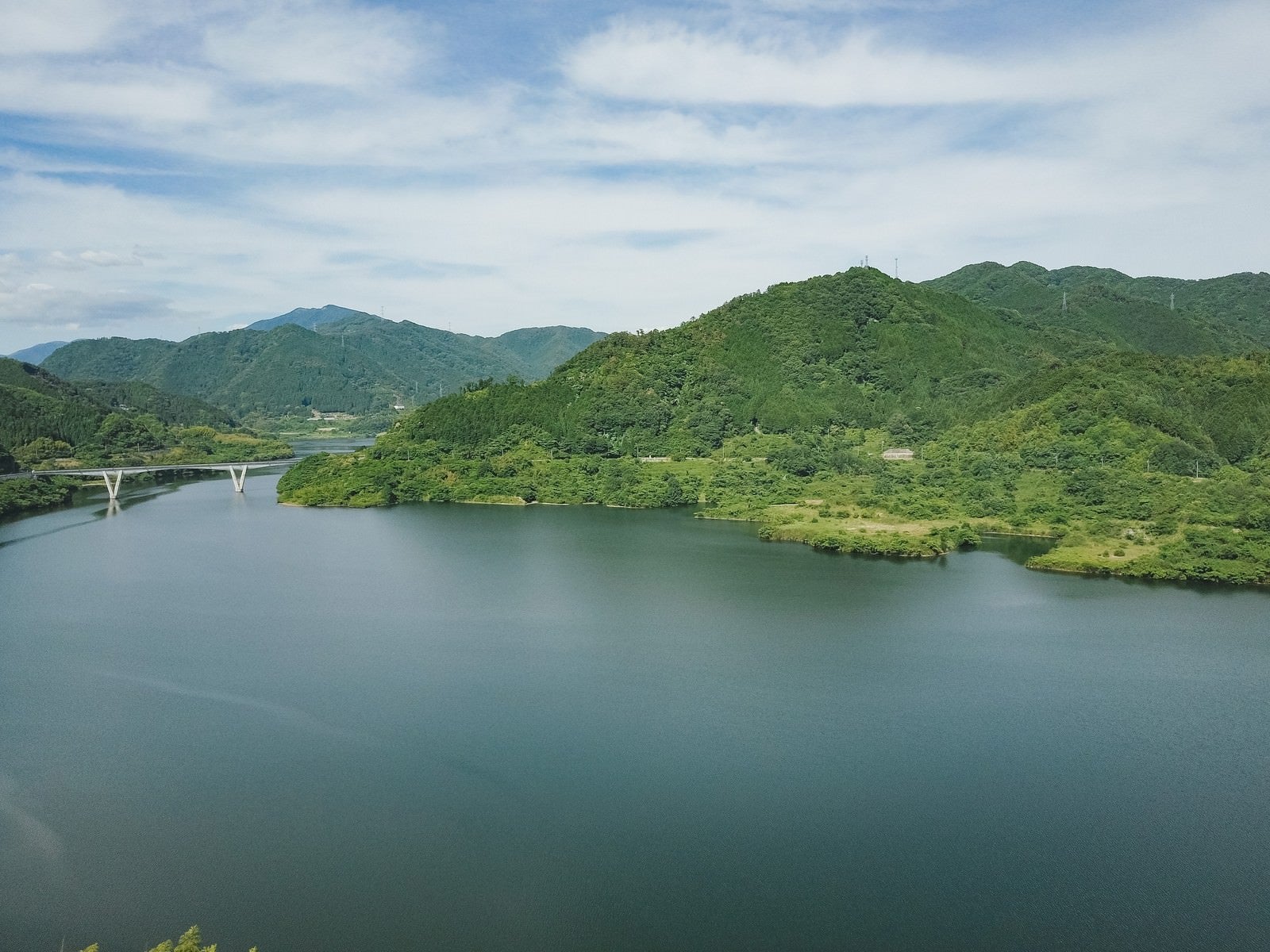 「自然に囲まれた鏡野町にある奥津湖の様子」の写真