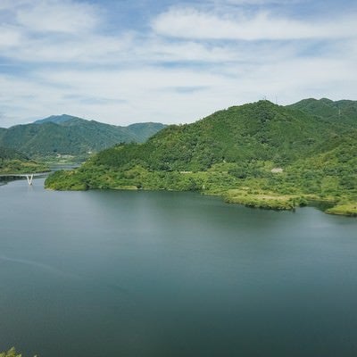 自然に囲まれた鏡野町にある奥津湖の様子の写真