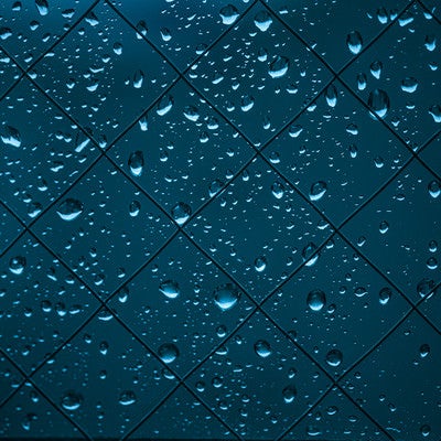 雨が降った窓の水滴の写真