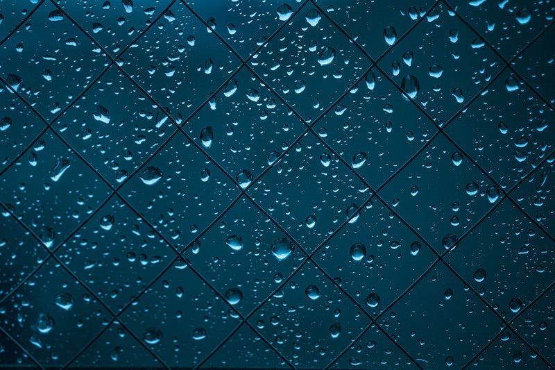 雨が降った窓の水滴の写真