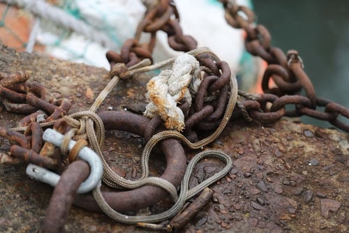 船着き場の鎖とロープの写真