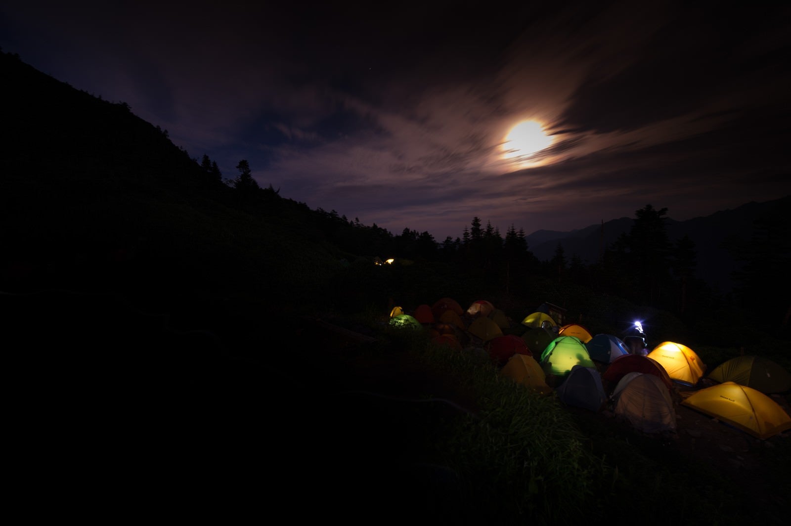 「月明かりが美しい西穂山荘テント場」の写真