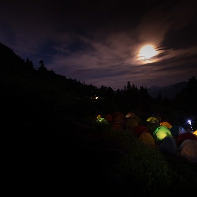月明かりが美しい西穂山荘テント場の写真