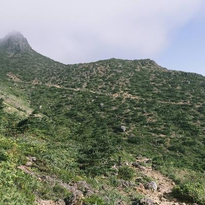 一直線の登山道（安達太良山）の写真
