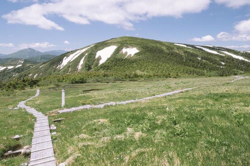 平ヶ岳の木道と山頂の眺めの写真