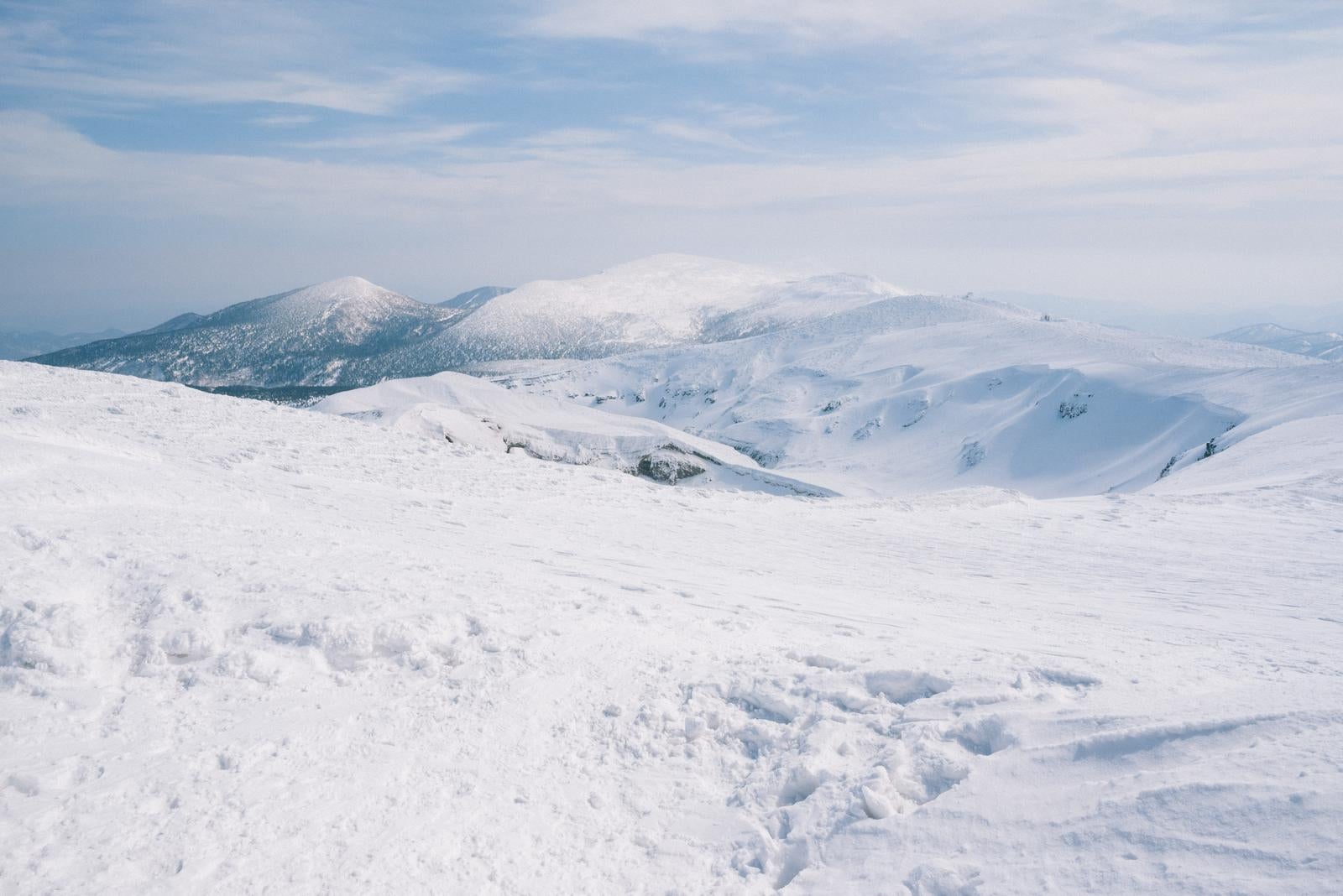 「雪に覆われた蔵王の稜線」の写真