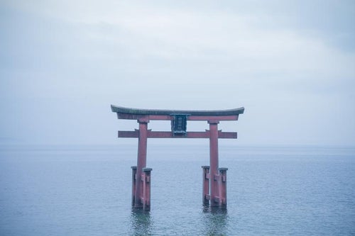 滋賀県白髭神社にある琵琶湖に浮かぶ鳥居の写真
